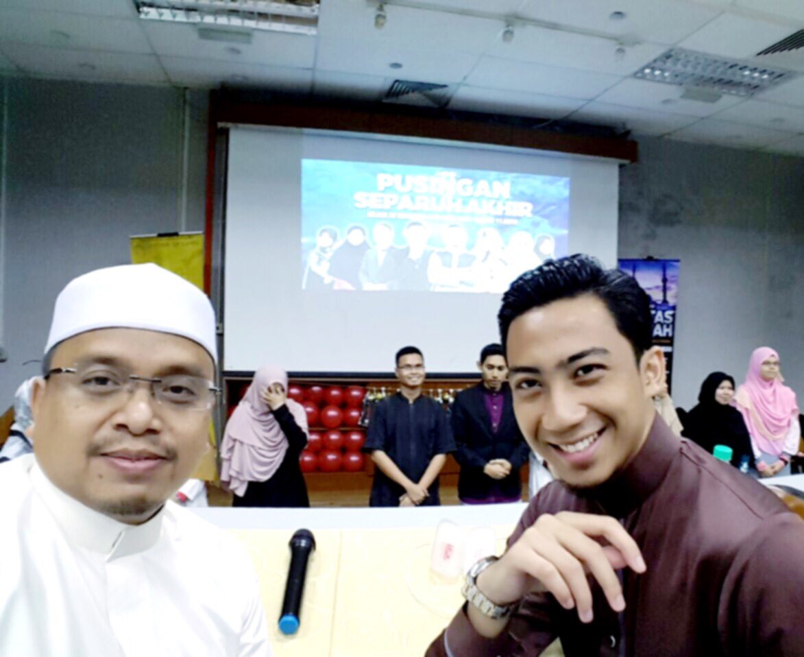 wandazrin's tweet photo. Bila ustaz ajak Da'i wefie. Nah. Tergamam peserta. βπ»οΈπ. Juri bertindak diluar kawalan.
#pentasdakwah #pd2016 https://t.co/6DGllBje6S