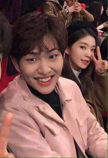 nct__yonq's tweet photo. I wonder why Onew smiles widely. Irene was next to him #OnRene #Onew #Irene #SHINeeVelvet https://t.co/W5fEgA3mEX