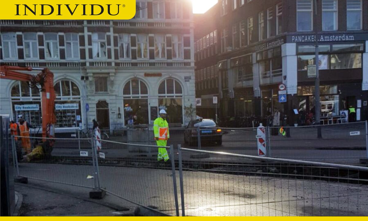 INDIVIDU_SenV's tweet photo. Er wordt gewerkt aan de Pr.Hendrikkade in Amsterdam. INDIVIDU regelt het verkeer. Info mbt omleidingen: https://t.co/84c6ZBN4N9 https://t.co/IZ6V7Wxfjx