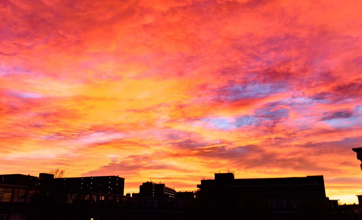 Sjoerdwitmont's tweet photo. Wat een mooi gekleurde hemel. #rtlweer @nos-weer https://t.co/qzLGI2wv5N