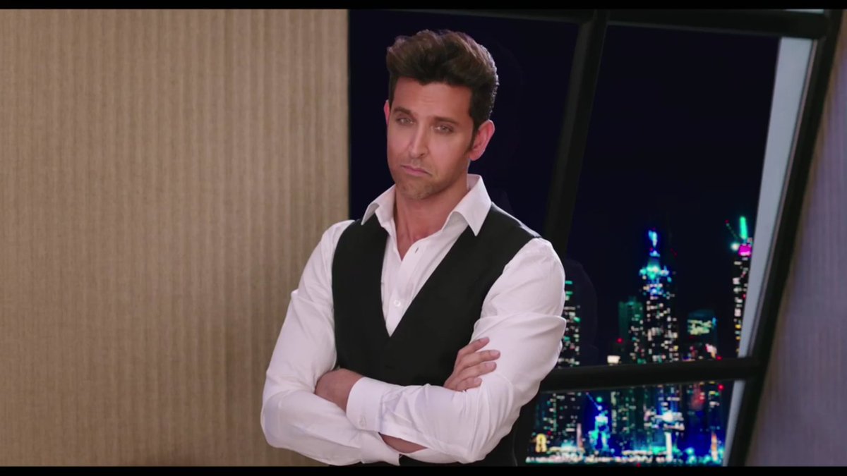HrithikInspires's tweet photo. @iHrithik giving hey I am hot &amp; I know it looks makes him hotter 😍
#HrithikRoshan #Hrithik #RMDBOARDS #bollywood https://t.co/zak7fVfPv6