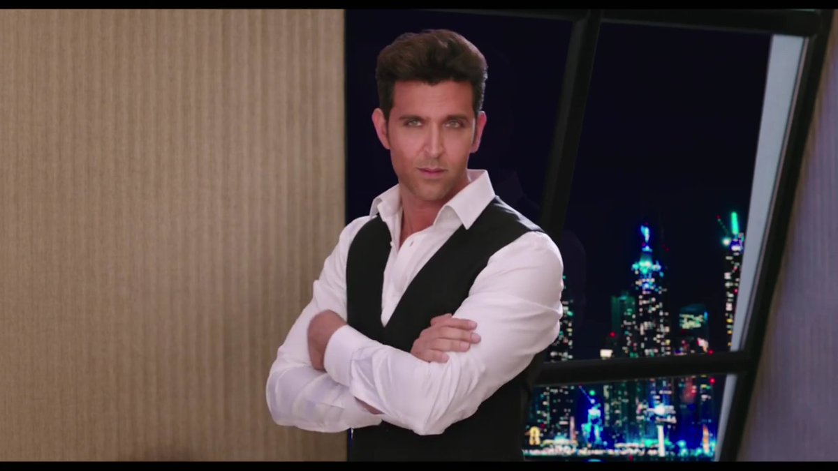 HrithikInspires's tweet photo. @iHrithik giving hey I am hot &amp; I know it looks makes him hotter 😍
#HrithikRoshan #Hrithik #RMDBOARDS #bollywood https://t.co/zak7fVfPv6
