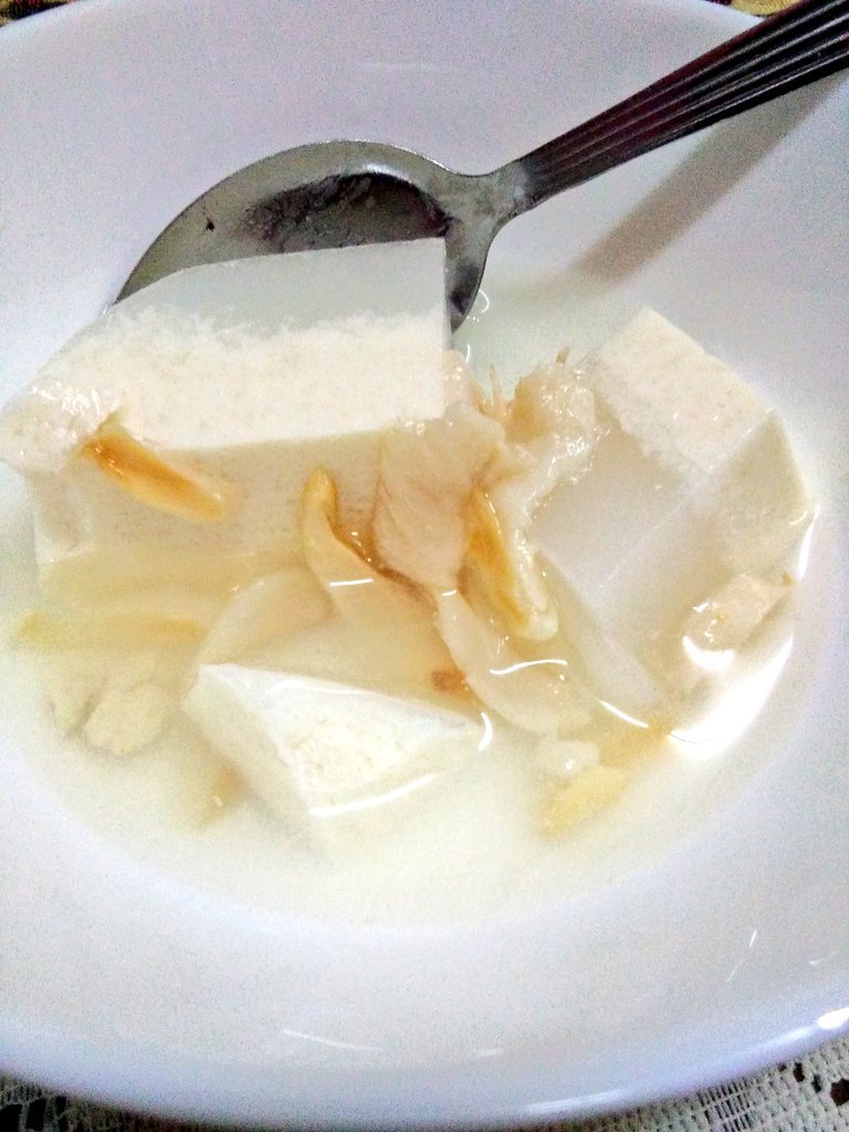 FarahJalani's tweet photo. Lagi sejuk lagi sedap nih 😋😋, 1pagi makan lagi emm #midnightsnack #lycheepudding #foodporn #weightgain https://t.co/iUsqPnSUVe