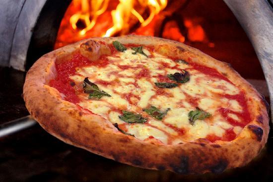 YourPvtItaly's tweet photo. Probably one of the many reasons why visitors keep coming back to Italy year after year...#Pizza #ItalianFastFood https://t.co/bv6TpyTEfG