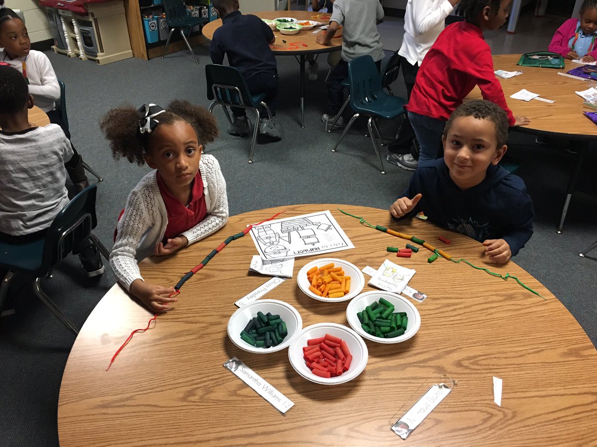 karly_stevens's tweet image. Noodle Necklaces! #funwithpatterns #kindergartenrocks #happythanksgiving @Killian_STEAM