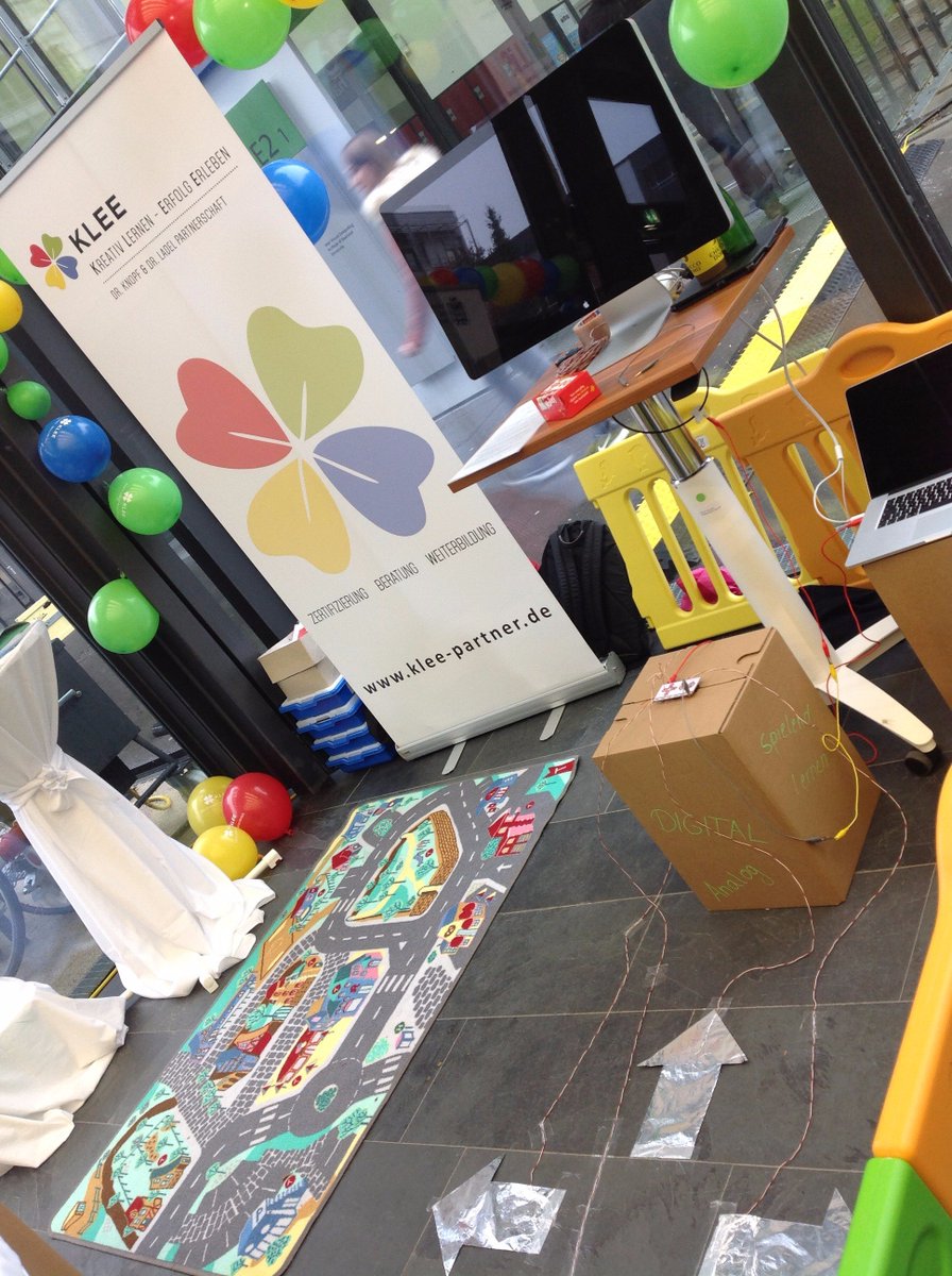 FoBiD18's tweet photo. Unter anderem präsentierten Teachtoday, meinUnterricht, DiLLis und Klee an vier Ständen ein ansprechendes Angebot #itg16 #digibil https://t.co/bFictuCZgH