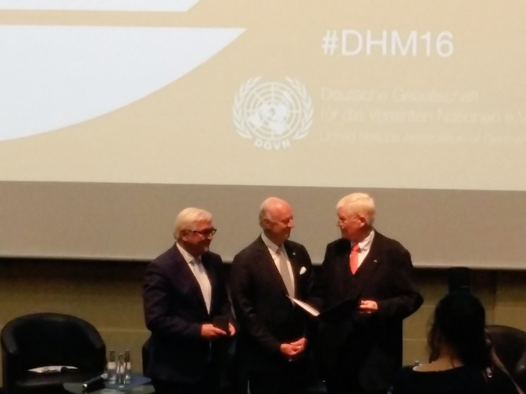 DGVN_de's tweet photo. #UN-Sonderbeauftragter für #Syrien Staffan de Mistura bekommt #DHM16 -Ehrenmedaille verliehen @AuswaertigesAmt https://t.co/00SKVSOPKk