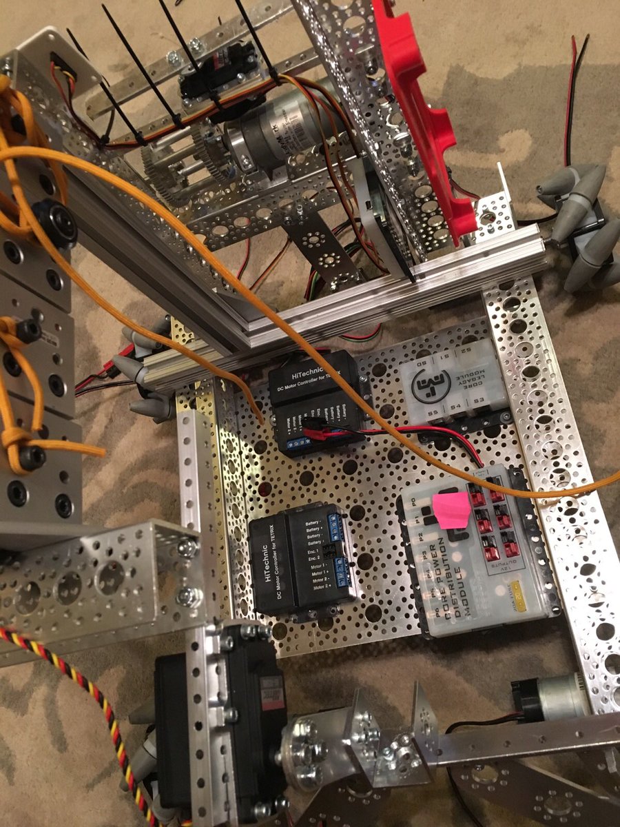 Clutch5395's tweet photo. When you have to break for thanksgiving but your builder just won't stop. #takeHomeRobot #wireItUp #teamclutchcrushweek https://t.co/nvP78aSc1t