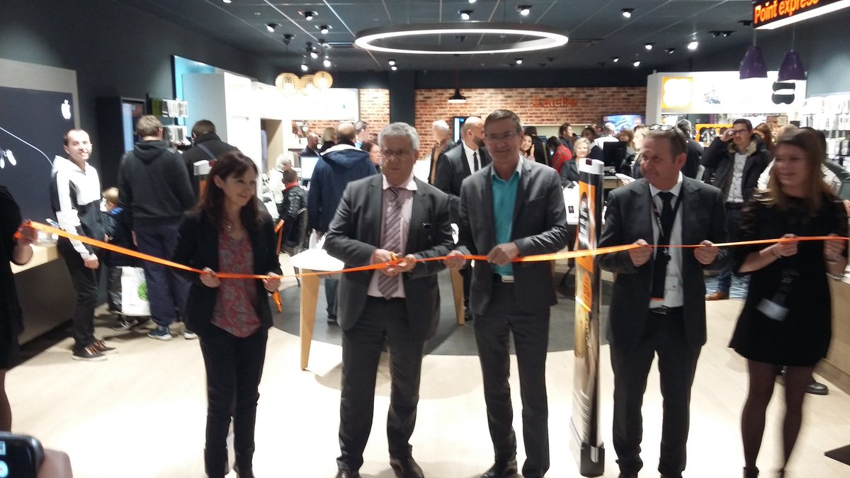 CagnardArnaud's tweet photo. Le ruban est coupé au #Smartstore #Orange de Tourville #TeamADNC @CColomes @66rallye @lion_joel @91mmaouche @PascalPaumier @jpportron https://t.co/ddycZ0lTmI