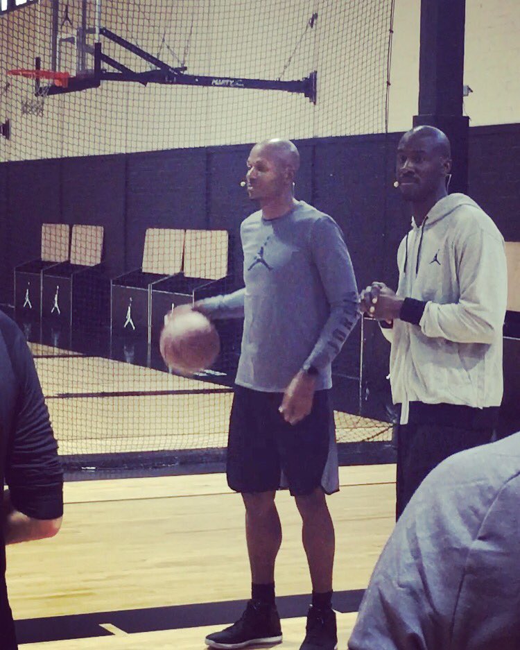 MaryPatrux's tweet image. petit cours de shoot avec Ray Allen. AU GRAND CALME 😜😜😜🏀🏀@Jumpman23 #jordanbastille #nbaextra