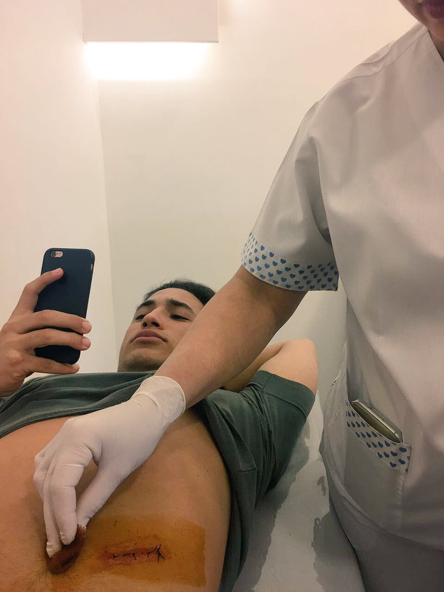 landoscarvibe's tweet photo. @DalasReview y esto xD cuando te apuñalan por la espalda pero tu cuerpo decide que el corte va a ser adelante😂 https://t.co/bucsRWXGjL