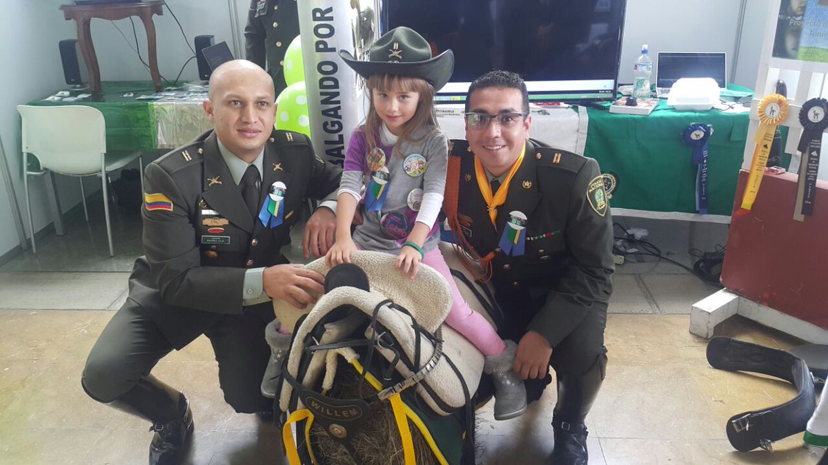 CarabinerosCol's tweet photo. #FeriaDeInnovaciónPolicial conociendo el proyecto #CabalgandoPorUnFuturo #ESCEQ y vinculando a la familia capitalina https://t.co/LY5B1ax8jh