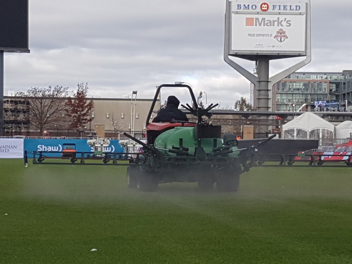 FIGHTS ON application... Silicon is your friend! @TURFCanada <a href="/FloratineFoliar/">Floratine</a> #grasscantakemore