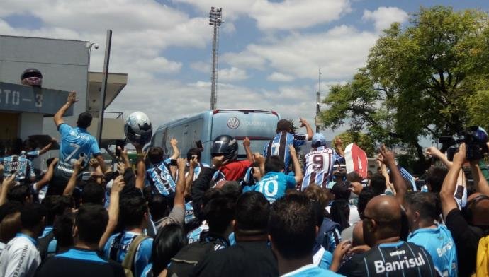 GremioCP's tweet photo. Vídeo mostra a festa do torcedor na despedida para a delegação do Grêmio
https://t.co/MgB62s3SQ3 https://t.co/8Od3nRSU3d