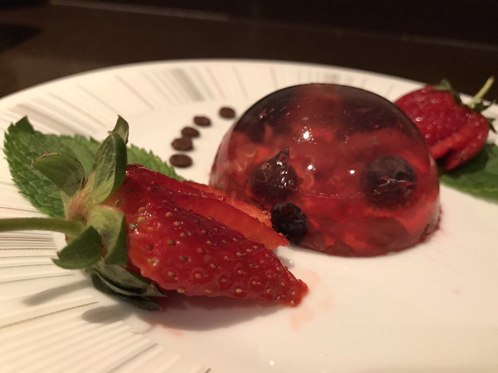 Tonight's dessert 😍🍓#SABakeOff <a href="/Mugg_and_Bean/">Mugg & Bean</a> @jay_Bakeoff @hilloarries