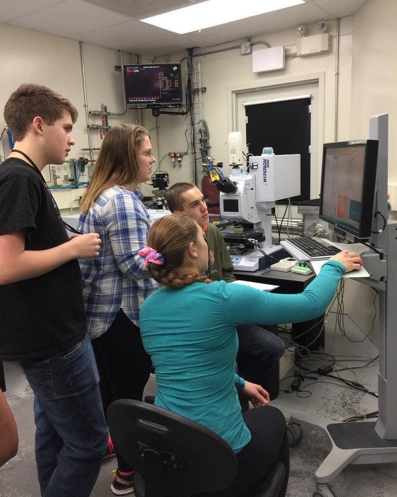 PACarlton's tweet image. Students collecting data on the beamline! #saderscience ift.tt/2gegPHK