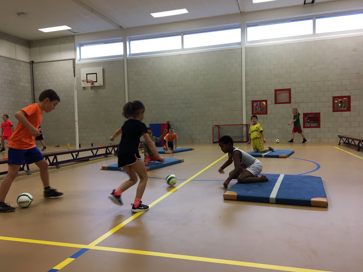 MirjamBerghuis's tweet photo. Alle leerlingen v.d groepen 3&amp;4 in de gemeente Appingedam krijgen onder schooltijd een voetbalclinic aangeboden door @SJO_DVC @Appingedamgib https://t.co/uUhsVMTIPu