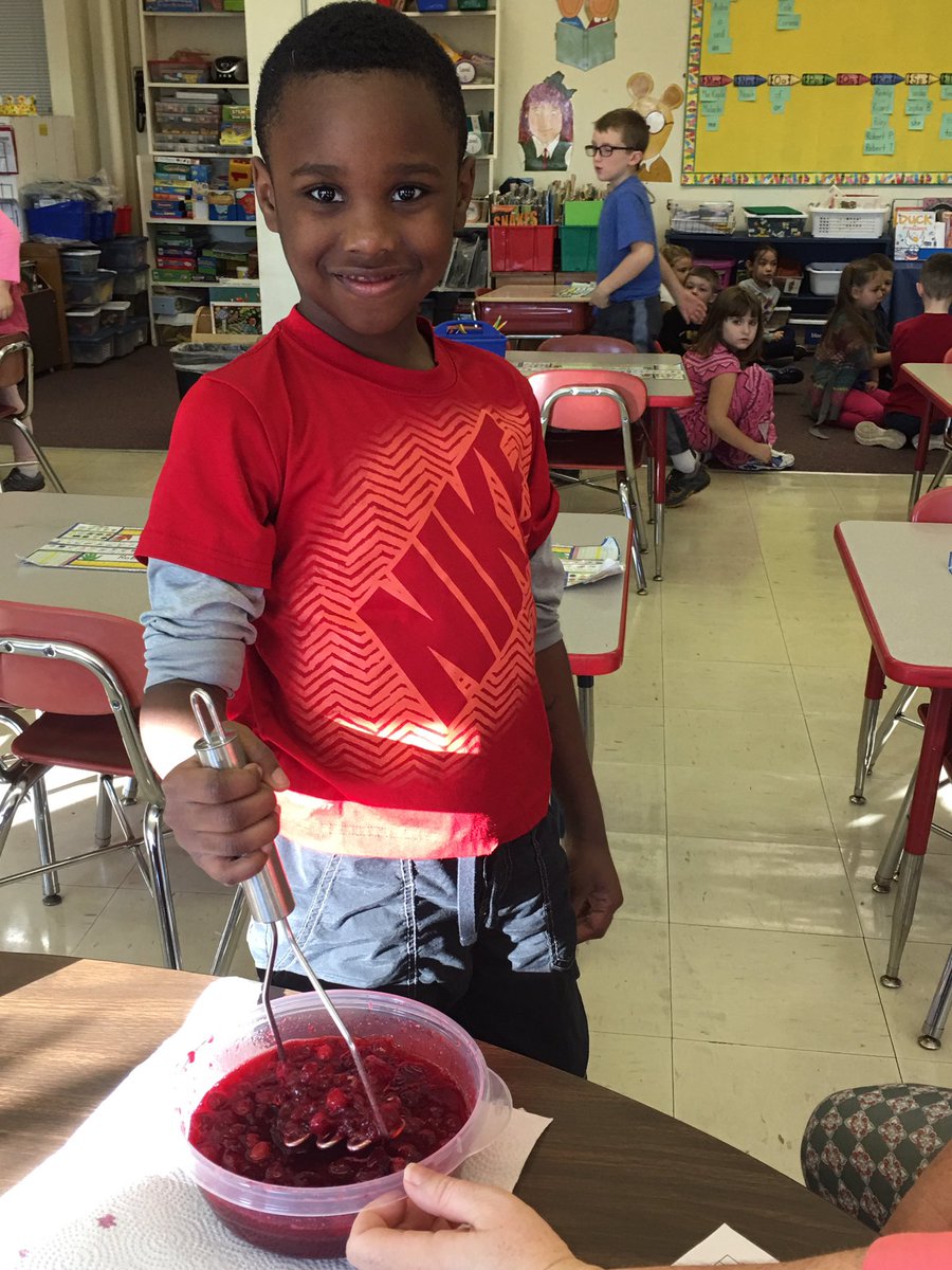 1VORoom201's tweet photo. Making cranberry sauce for the Thanksgiving Feast #firstgradesocialstudies @CommunityComets https://t.co/5eVpA6unCl