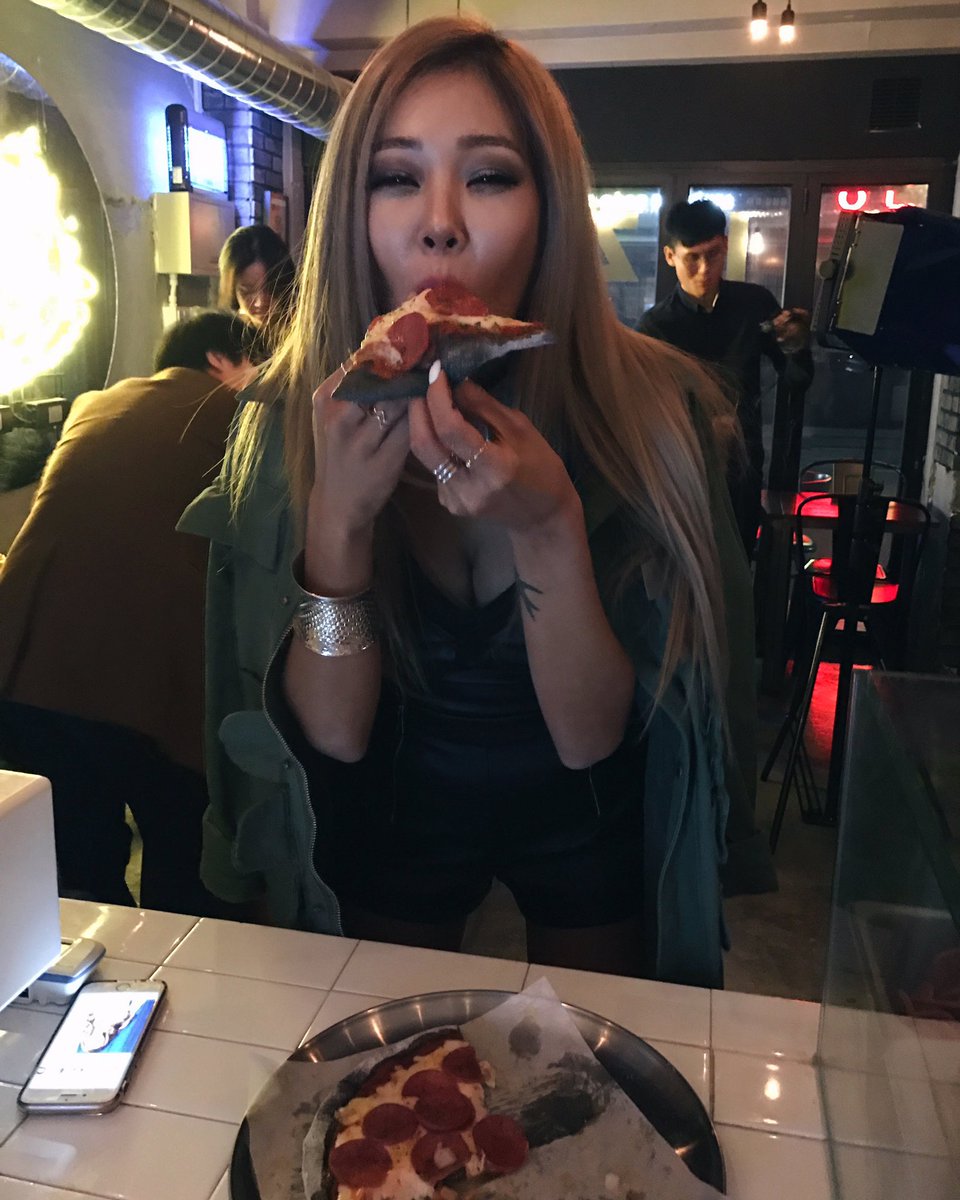 sliceofthe_moon's tweet photo. #Jessi in #sliceofthemoon 🍕🌙❤️ https://t.co/CdvfCHRtiF