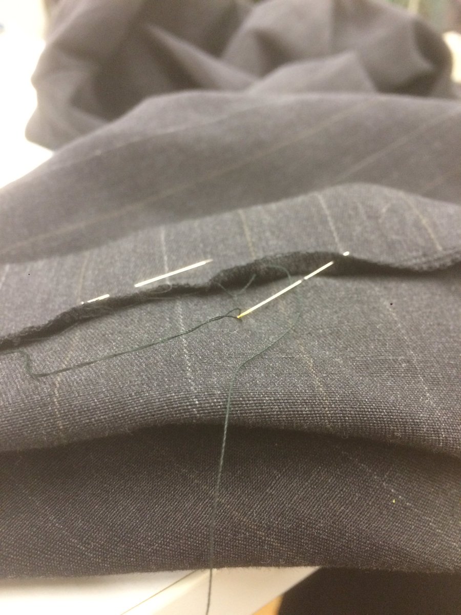 SchenkerMarie's tweet photo. Finitions à la main #Couture #ourlet #atelier #finition #travailmain #pantalon #fashion #création #confection https://t.co/XacAGX3bcd