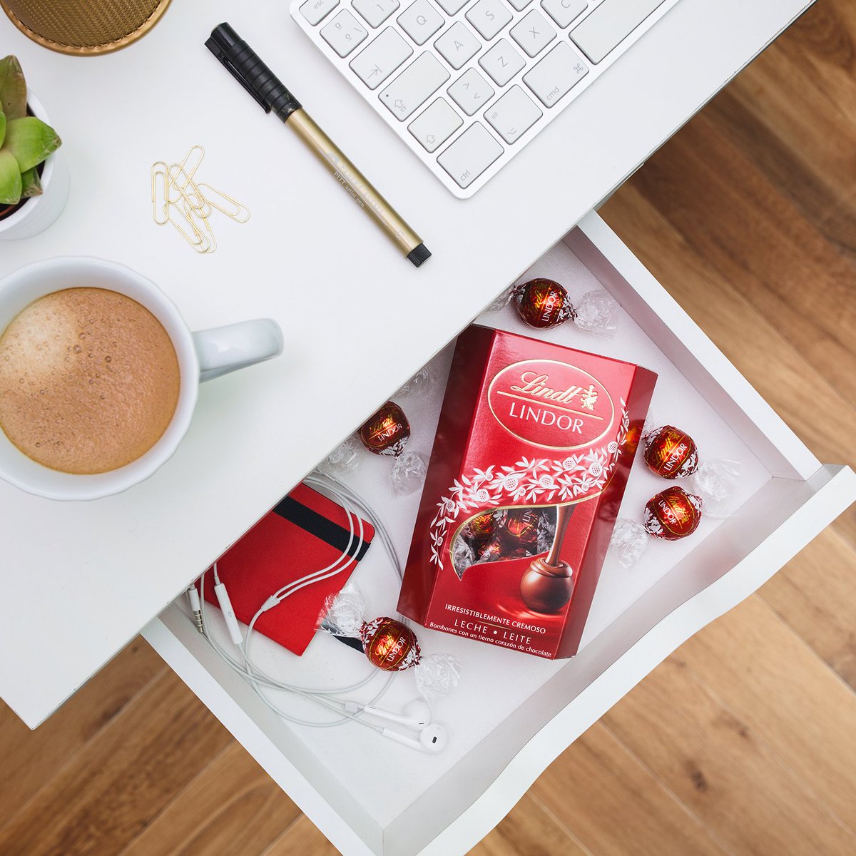 #MomentoLindor donde y cuando quieras. Hoy en la oficina, mientras escuchas esa canción, abre un Lindor leche y deja de pensar...