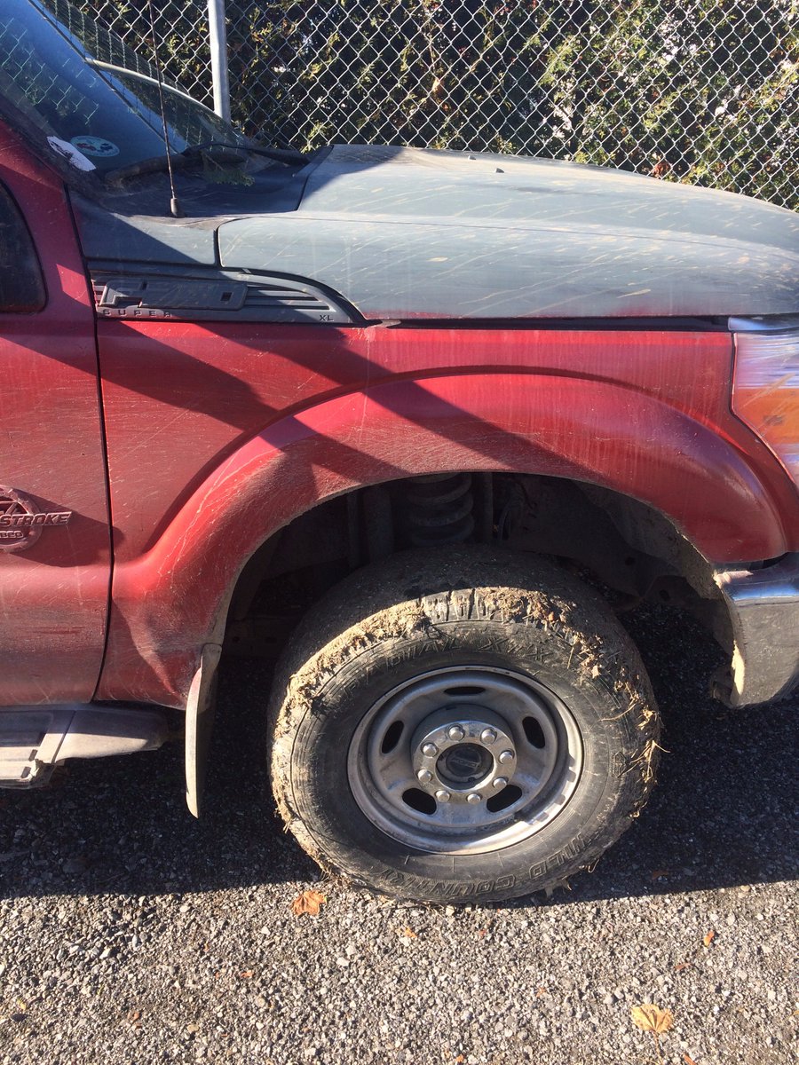 7StarBodmin's tweet photo. stolen truck found. cop said not much damage.what was he smoking?
It was dark Green when it left. Surprise found by Six Nations reserve. https://t.co/rD63vzvbhT