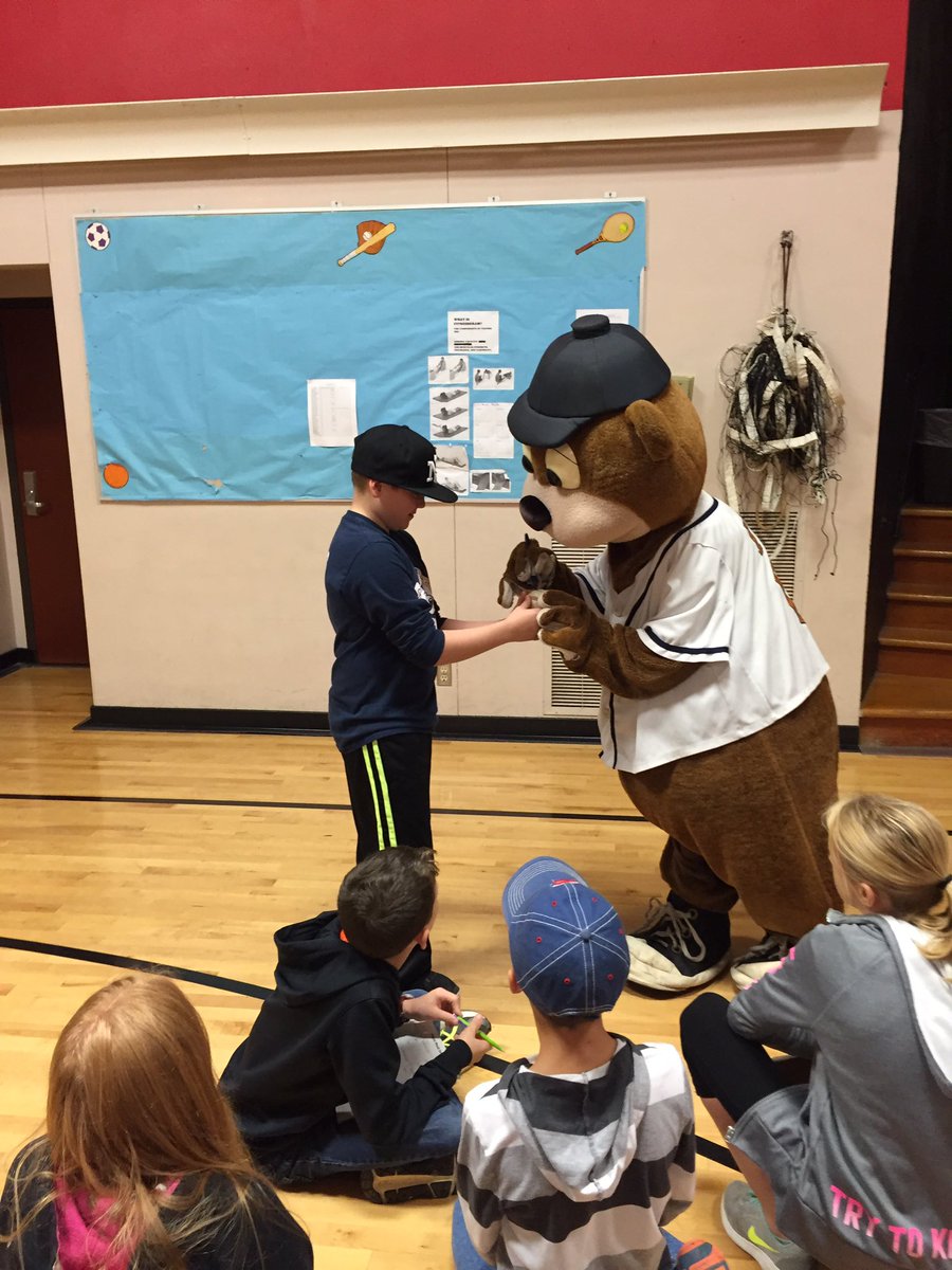 Here is our 611 and 612 students with Izzy from the <a href="/GatewayGrizzlie/">Gateway Grizzlies</a> Maniac Magee Day!!