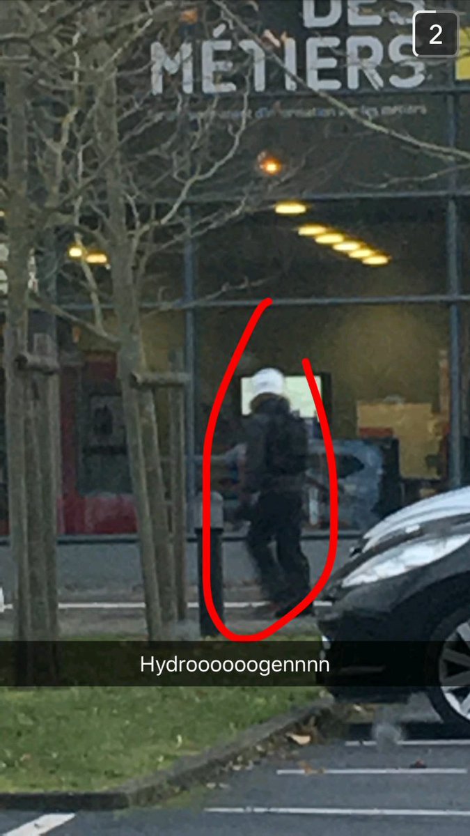 Mémo au bahut, y a des abonnés partout. On peut pas se regarder dans les reflets en toute discrétion mdrr