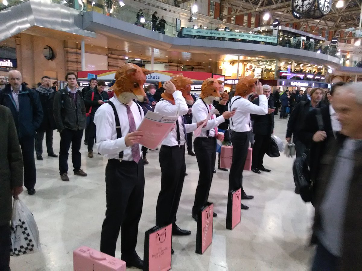 TimothyBayliss1's tweet photo. Good work @Thomas_Pink_ they certainly brightened up a crowded @LondonWaterloo https://t.co/Km1xN0aiB0