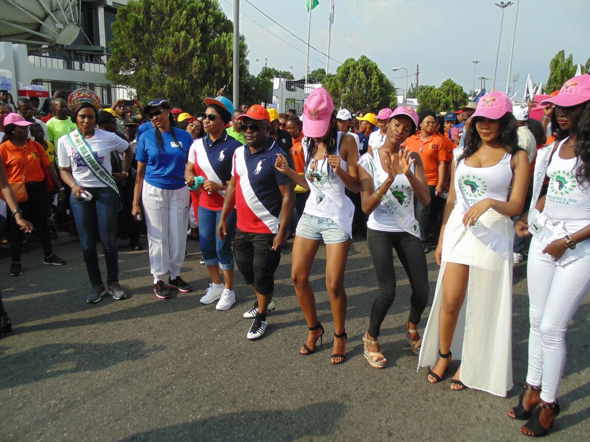 dorise_omo's tweet photo. SEN. BEN AYADE, WIFE &amp; OTHERS FLAGS OFF THE 2ND CALABAR CARNIVAL DRY RUN | @MissAfrica2016 #MissAfrica2016_Calabar https://t.co/SUqhmIgjfK