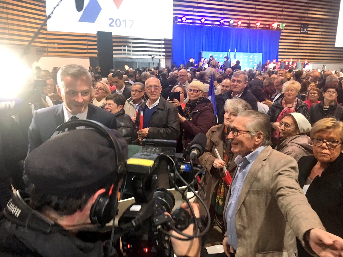 AvecBLM's tweet photo. Un @BrunoLeMaire très attendu au meeting de @FrancoisFillon à #Lyon ! 🙌 https://t.co/QGLAwxNdpt