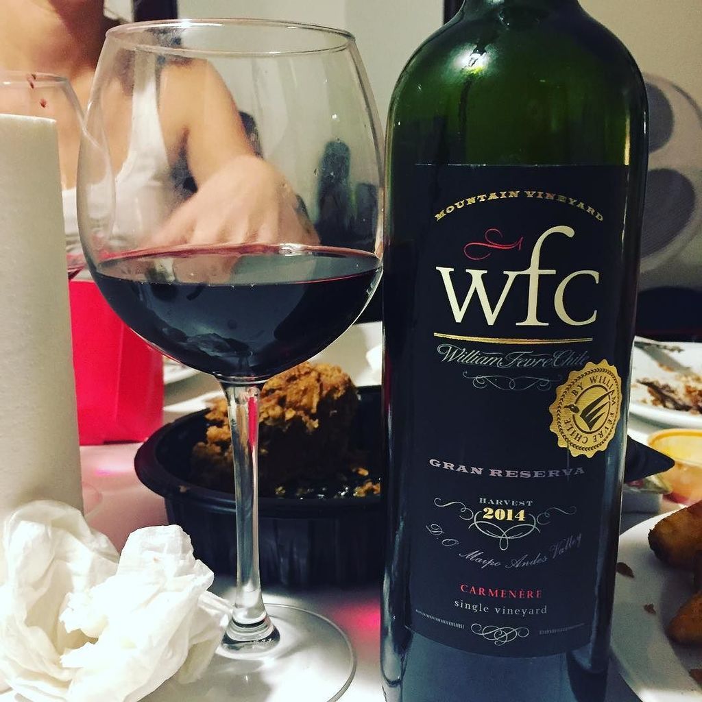 lucianomunoz_'s tweet image. Uhmmm inaugurando piso con marki y stephi #wineofchile #vino #wfc2014 #wine #amigos #roomi… ift.tt/2gyPIHX