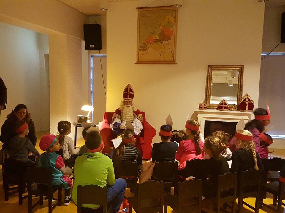 FacetEmmen's tweet photo. Woensdag, 13.00 u is het @huisvansint weer open! Zo leuk voor de kinderen.( en papa' s, mama's, opa's oma's) Welkom! @biebemmen https://t.co/Dnw8vVDMvV