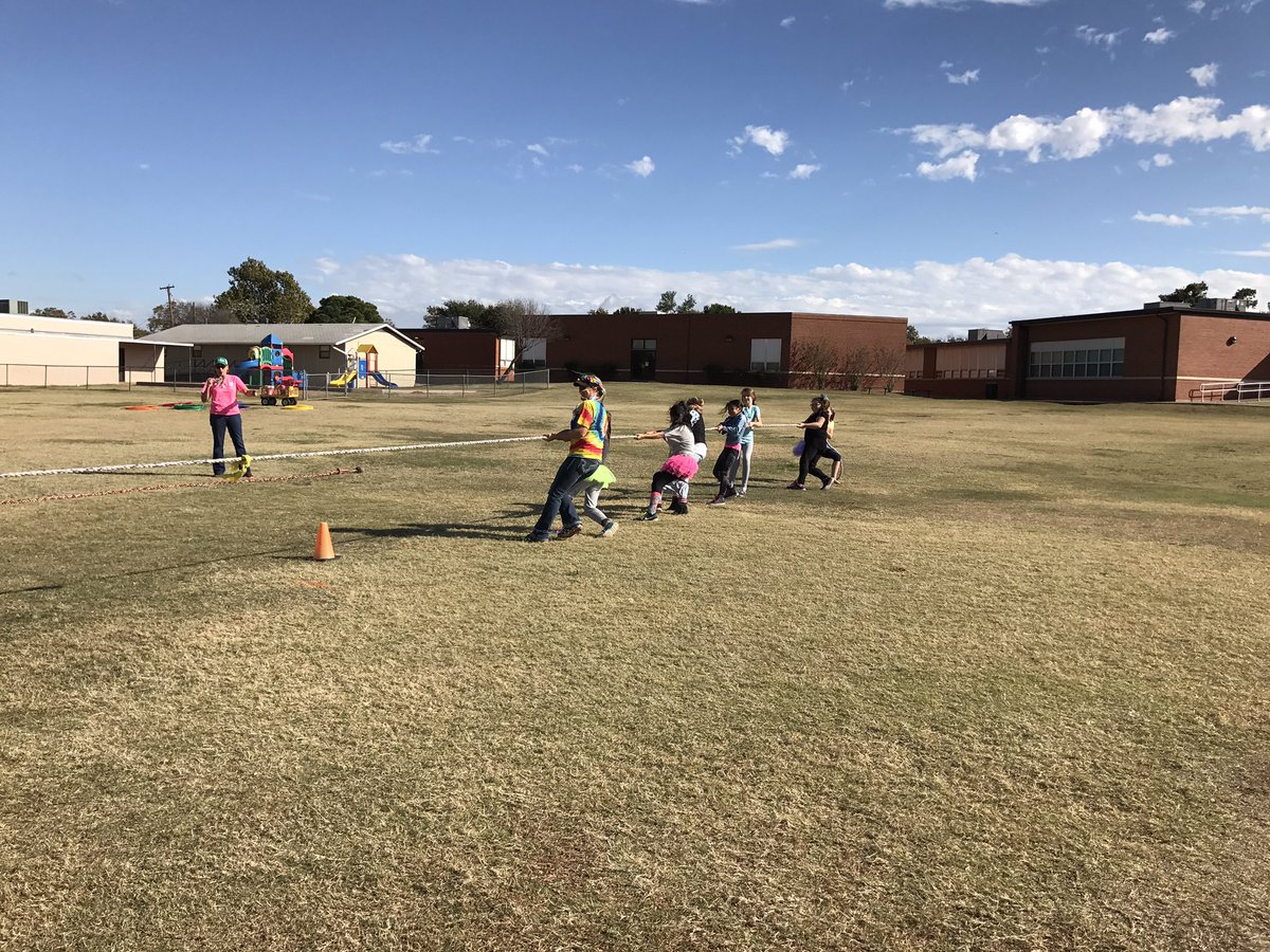 fainrockets's tweet photo. 5th Grade tugging it out!#fainrocks https://t.co/PbTTw5Qmo7