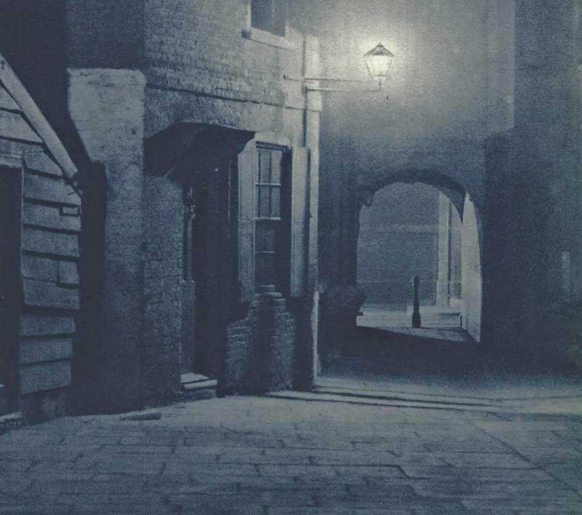 RipperTours's tweet image. A wonderfully #sinister looking #london #riverside #alleyway shown here in the 1930's. #history in old #photographs.