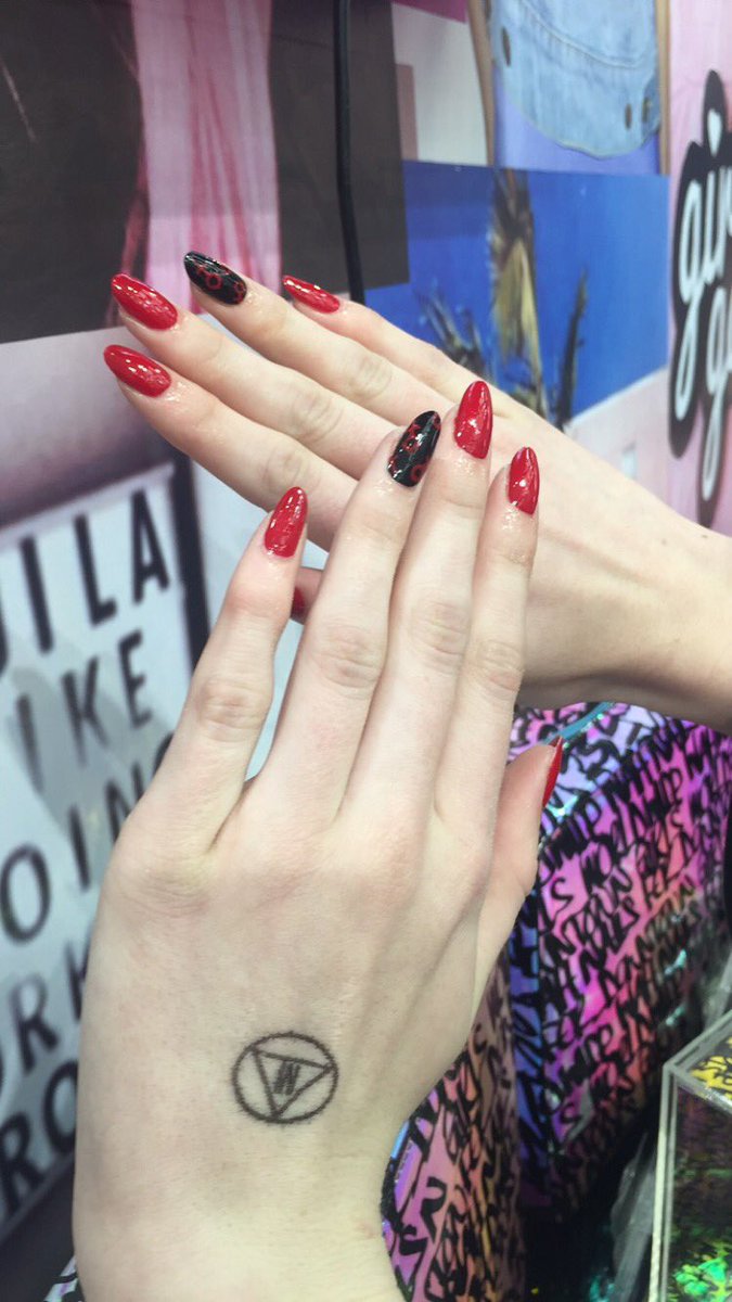 WAHNAILS's tweet photo. We are at @Missguided launch party tonight ! Bringing WAH vibes 💅🏽💕✨ https://t.co/y7EOje0FtN
