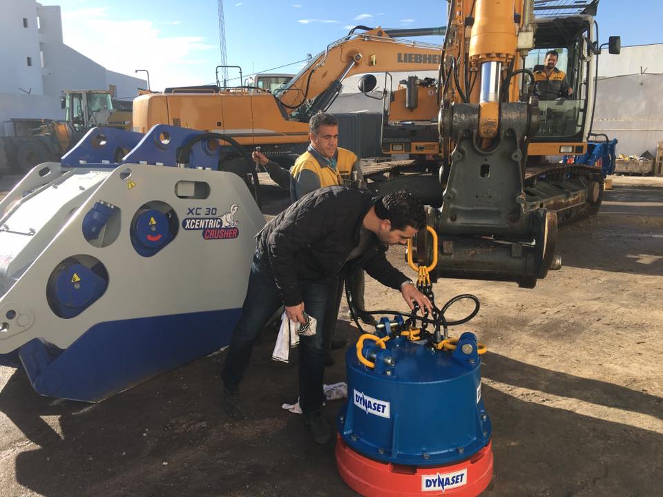XCentricFrance's tweet photo. Livraison à #SOMTP #Tunisie par #XcentricFrance.
#GodetConcasseur #XcentricCrusher #XC30, monté sur #Liebherr 934 pour recyclage béton! https://t.co/0MQRYUNYZp