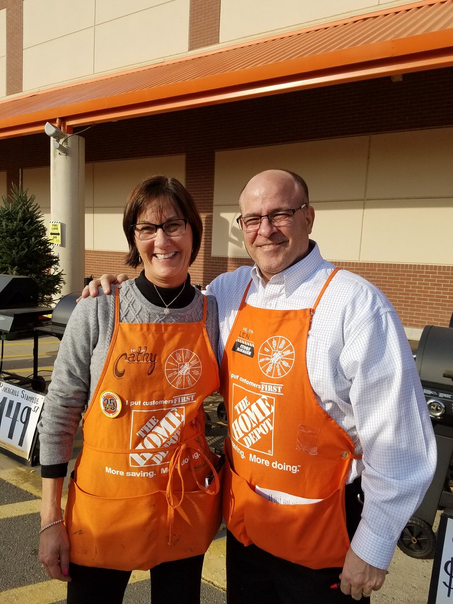 Rodney2214's tweet photo. @cathy4plants, @TaraTuckerTHD, @JoeBechtelTHD  Great walk at 3639 with Cathy Morrow, Senior Merchant for Southern Division https://t.co/MwNIsd2aFO