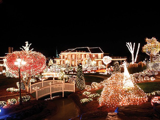 nashlifestyles's tweet photo. Distract your family this weekend with a holiday lights tour in town...  https://t.co/jhv7dBzFew  @Christmastn @GaylordOpryland @Cheekwood https://t.co/DSnKZJtsnM