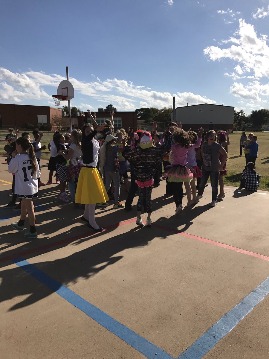 fainrockets's tweet photo. Dance party!#fainrocks https://t.co/WAR2tXsApi