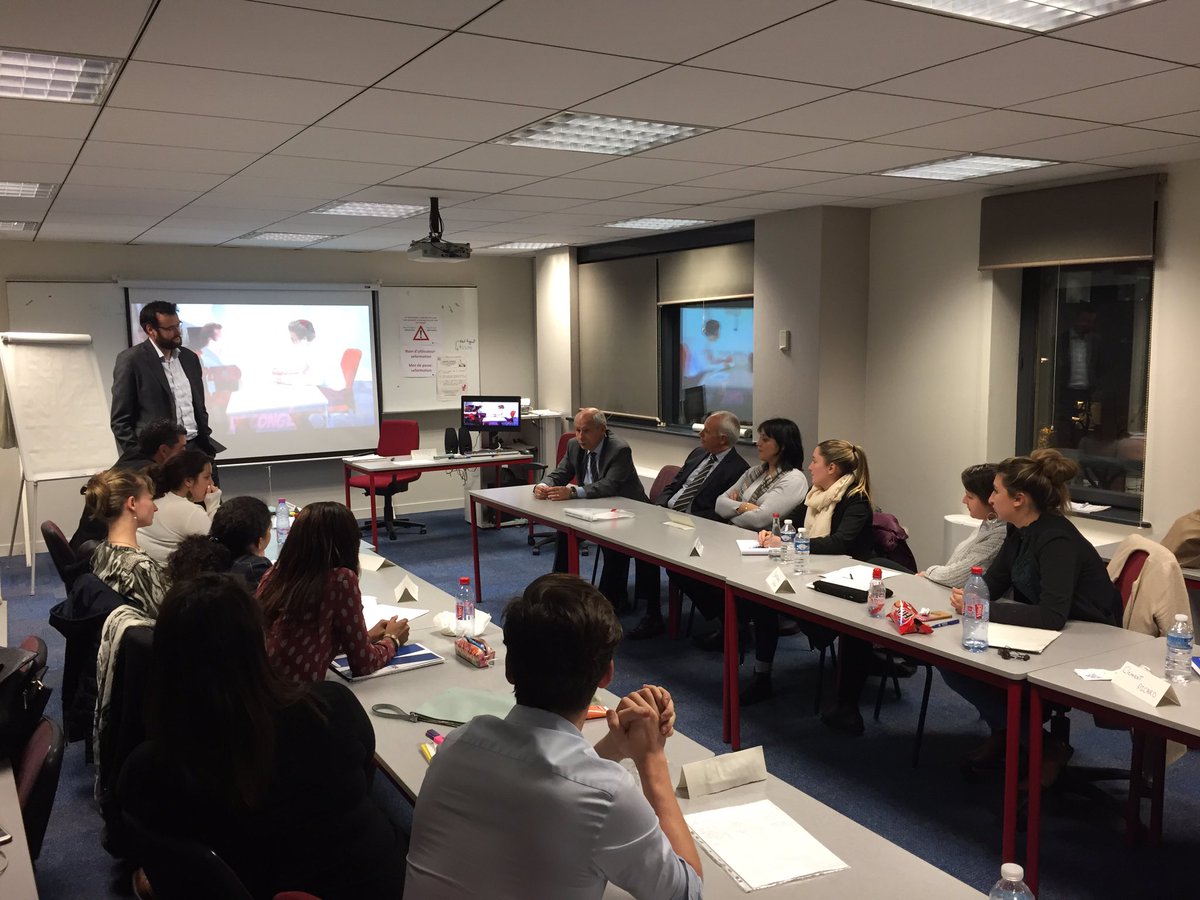 franckusll's tweet photo. @AXAFrance #perspectiveagences #axasudest Francis Waelterlé Moment d échanges avec les Alternants sur la nouvelle Dém Co Agents 2020 https://t.co/KbdjFGRBl6