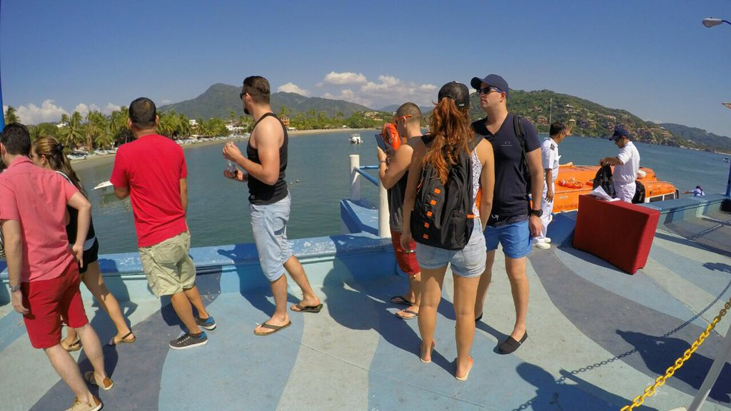 Sectur_Guerrero's tweet image. Llega en este momento el crucero #SilverWhisper a la bahía de #Zihuatanejo con más de 600 personas.

#VámonosPaGuerrero