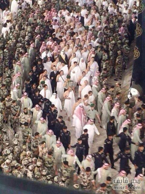 amrelhady4000's tweet photo. الصورة دي تبين الحراسة الي كانت مع السيسي في الحرم
مينفعش يتكلم عن اي محاولة اغتيال الا لو اعترف انه ابرهه و طير ابابيل كانت ترميه بحجارة https://t.co/DvkDx8ZCDD
