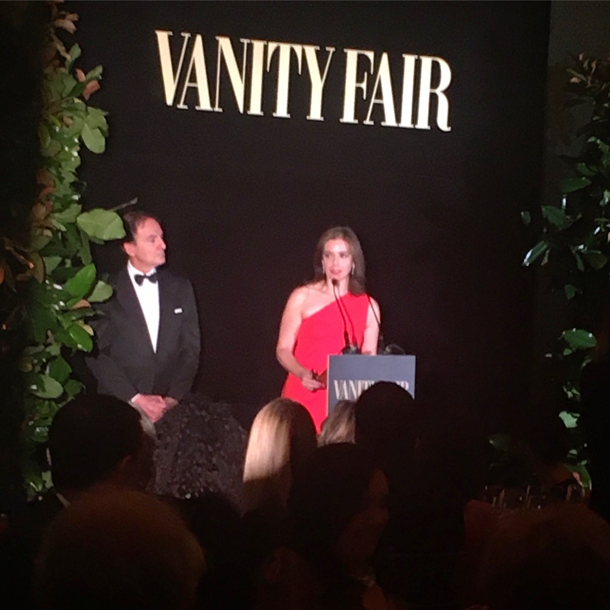 VanityFairSpain's tweet photo. "Las celebraciones son mejores si se hacen con amigos". @LourdesGarzonVF da la bienvenida a nuestros invitados. #Vanity100 https://t.co/toHEDQtaNW
