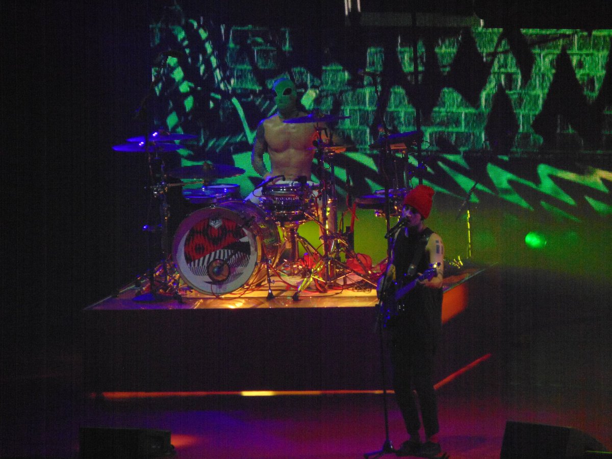 lukes_sl0th's tweet photo. Throwback to the show in Vienna. #ViennaRoadshow @twentyonepilots @joshuadun @tylerrjoseph https://t.co/SdXZ6qSZov