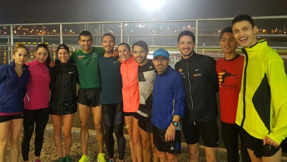 ¿Pepe hoy se entrena con la que está cayendo? Si tampoco llueve tanto...Estoooo😅 Menos mal que me encanta chapotear en los charcos😂😍 #Family