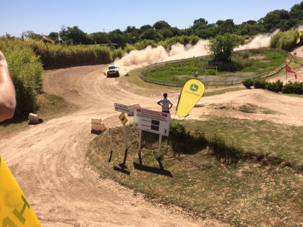 FacundoArdusso's tweet photo. Hermosa tarde arriba de la DUSTER del Dakar.
Gracias @emi_spataro y Mauri Tucci por la invitación, un placer manejarla un ratito. 😉👍 https://t.co/Mrhvw48wYv