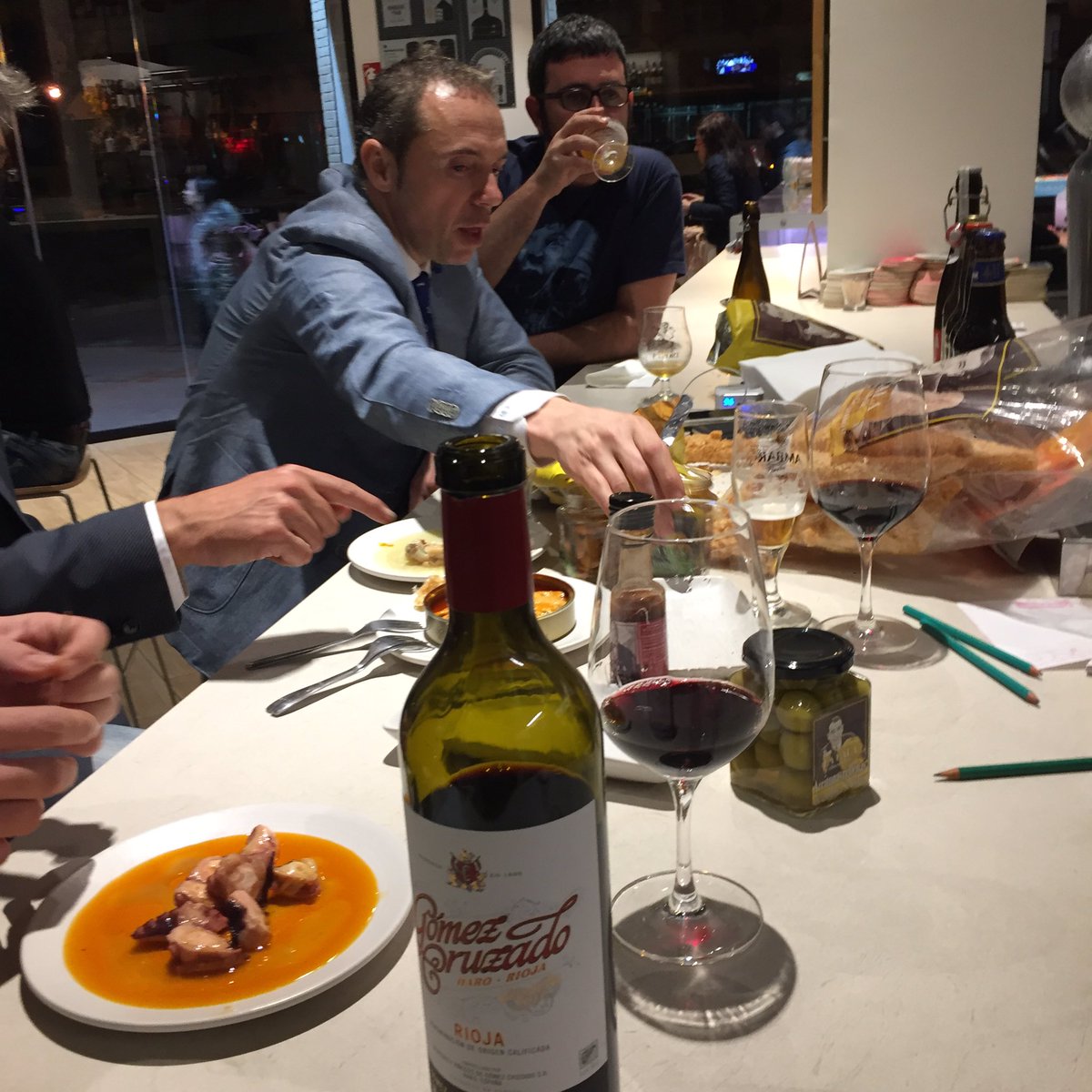 #aperitivo <a href="/calaalbertadria/">La Cala Albert Adrià</a> #Vino <a href="/b_gomez_cruzado/">B. Gómez Cruzado</a> en <a href="/AgustinRico17/">Ultramarinos Agustín</a> con <a href="/manuelalonsof/">bymanuelalonso</a> Nacho @rest_komori <a href="/Franki1572/">frank</a> #tertulia #winelover