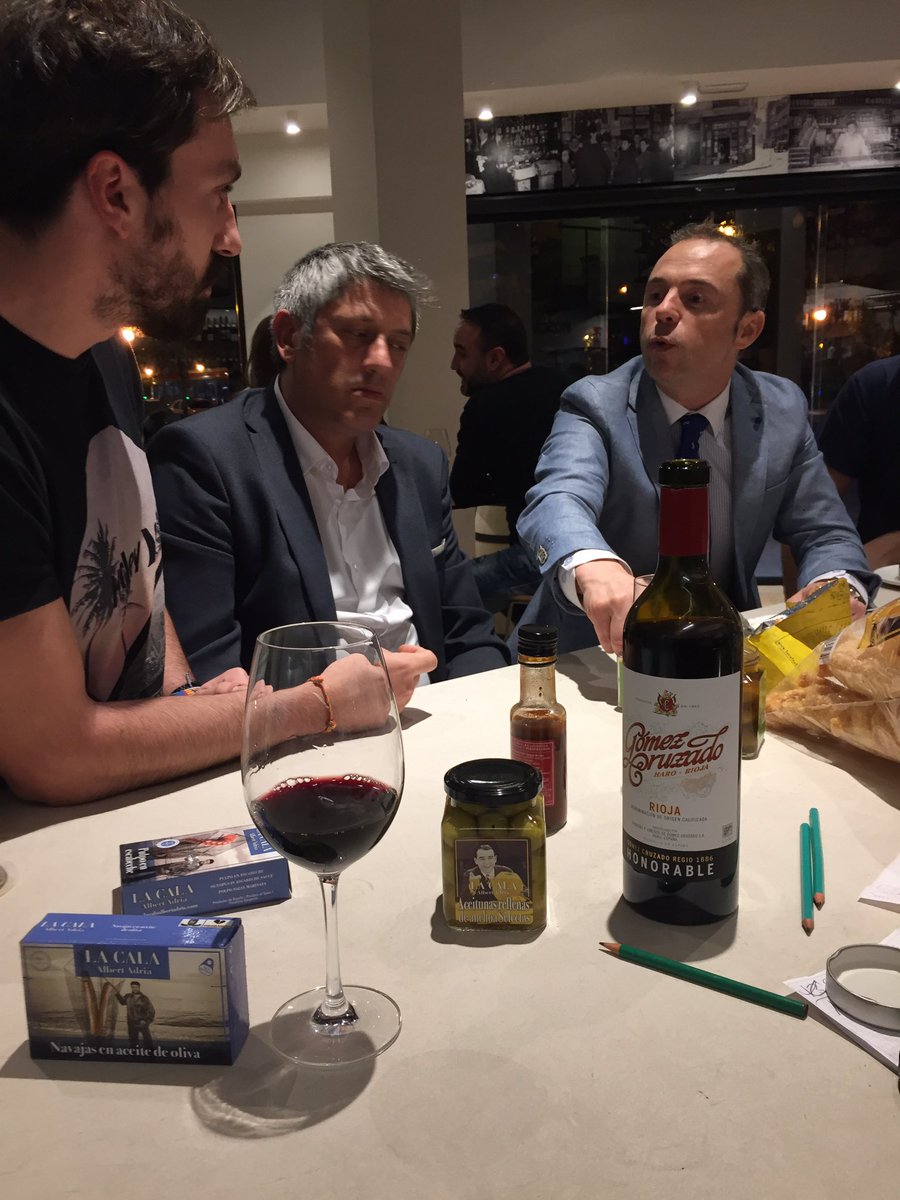 manuelsommelier's tweet photo. #aperitivo @calaalbertadria #Vino @b_gomez_cruzado en @AgustinRico17 con @manuelalonsof Nacho @rest_komori @Franki1572 #tertulia #winelover https://t.co/gIOc42ASQ0