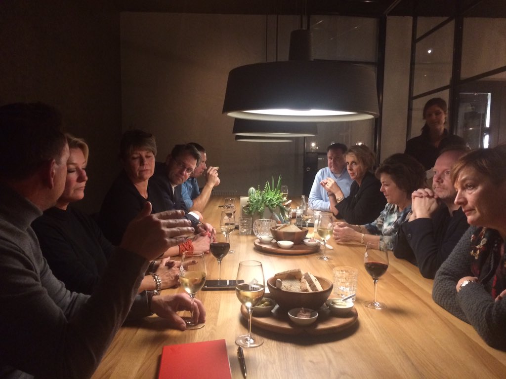 rogermoonen's tweet photo. Ossome: Inspirerende vergadering met Osse ondernemers met passie bij Miens Eethuis #ossome #samenkunnenwemeer https://t.co/GTHvrD5Qan